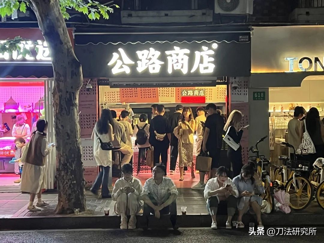 閲囪鍏矾鍟嗗簵,閲囪鍏矾鍟嗗簵搴楀憳