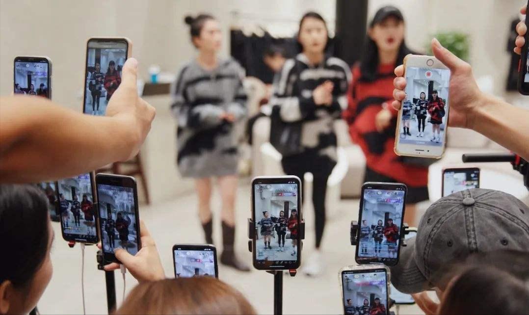 彩虹夫妇两场直播挣四个亿,彩虹夫妇揭秘直播收入