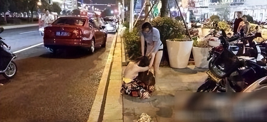 女子暴打小三真实事件,女子当街暴打小三被围观