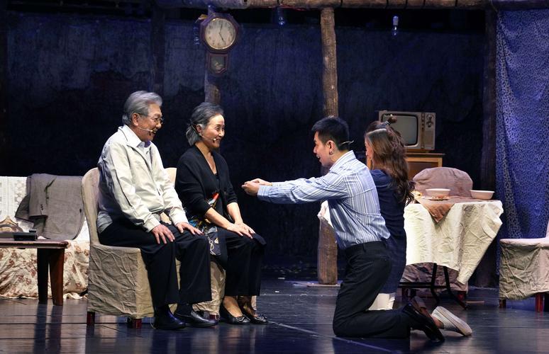 关于华语电影中的女性叙事的研究，并以毕业作品《花儿》为例