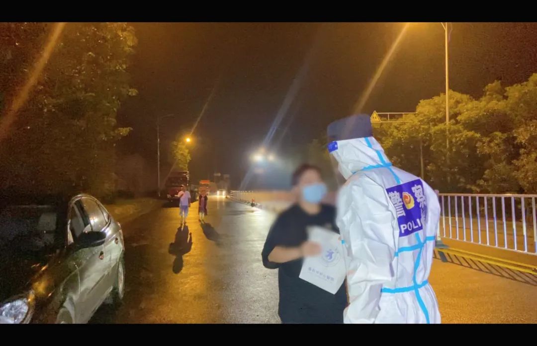 疫情当前警察不退坚守战疫一线,疫情不退警察不退用行动守护群众