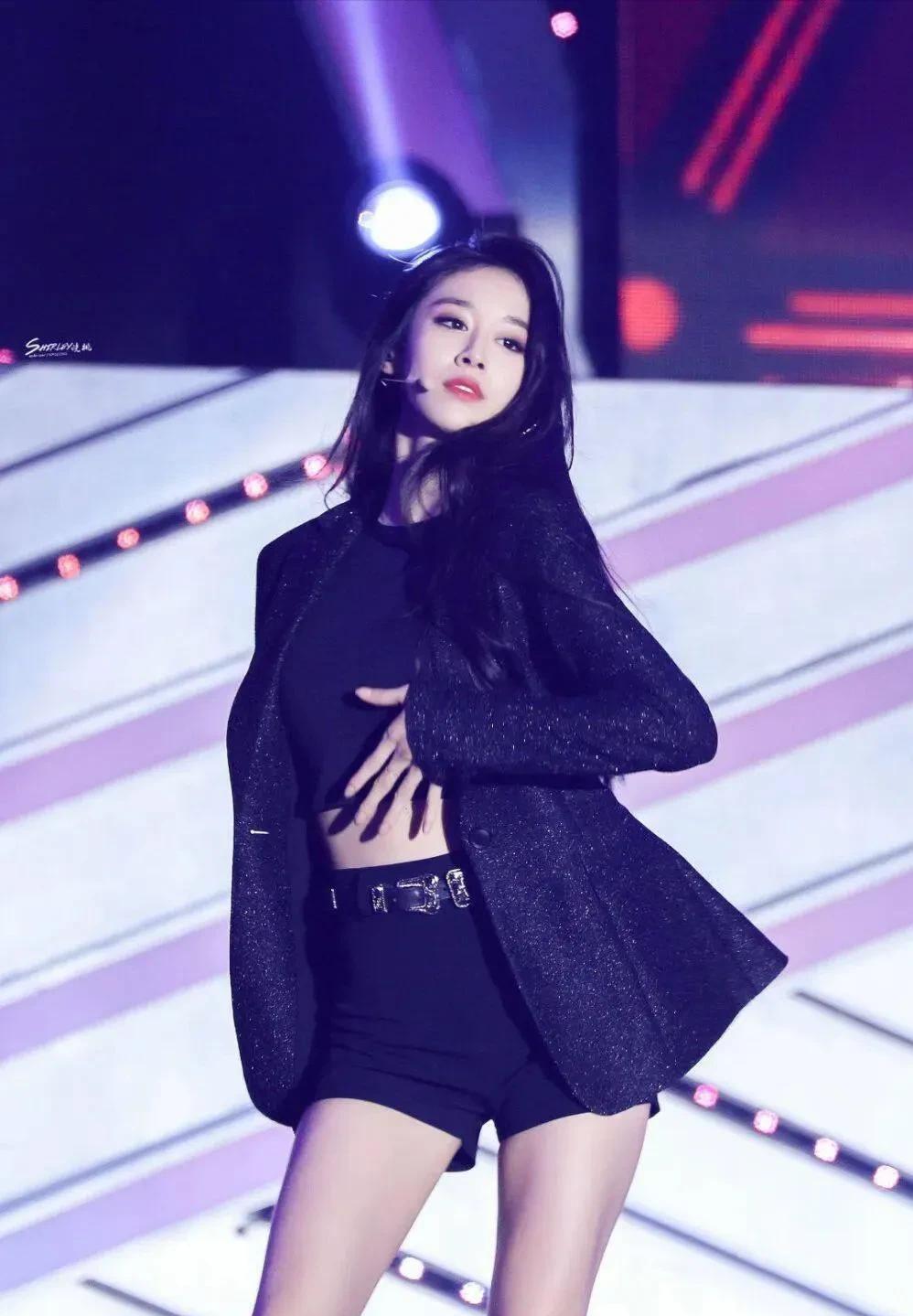 女艺人在校园表演摸*体下**舔手，污秽不堪，告发涉嫌演出淫乱罪