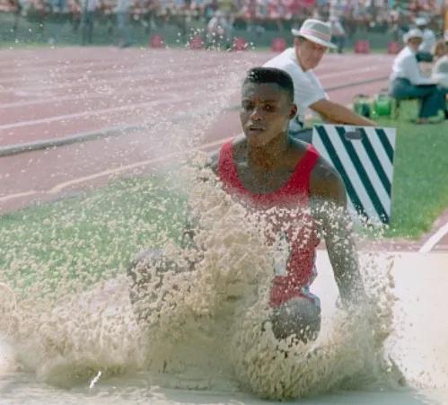 卡尔刘易斯打破世界纪录,卡尔刘易斯400米纪录