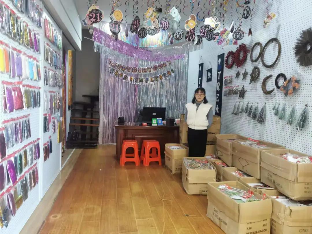 不过圣诞节的义乌商人,却承包了全世界半数圣诞用品