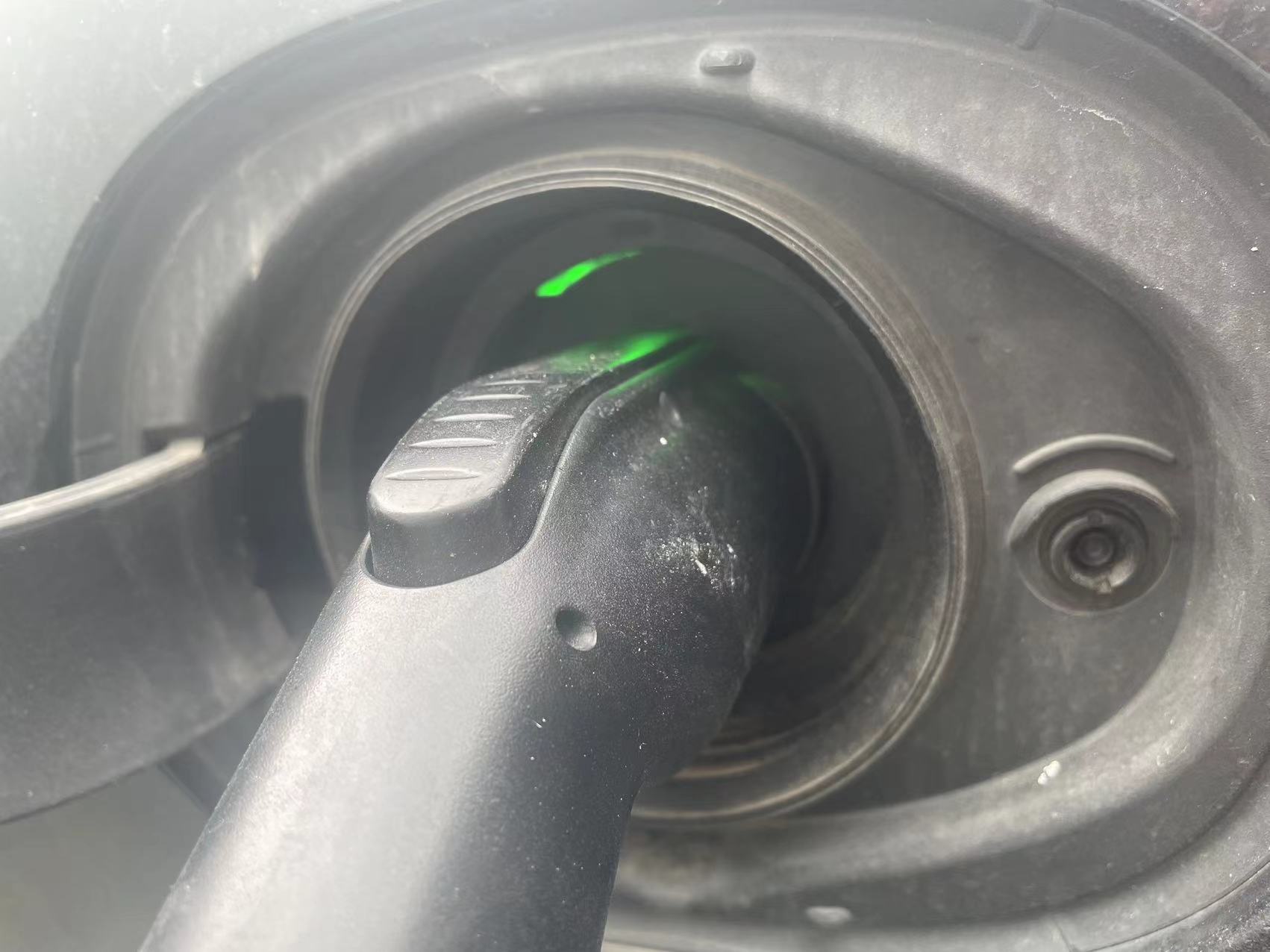 沃尔沃电瓶亏电sos灯怎么处理,沃尔沃xc90亏电没声音怎么办