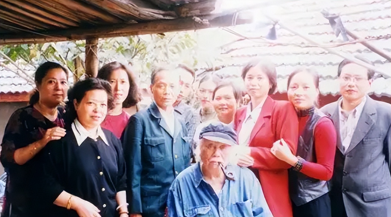 成龙叫房仕龙还是陈港生,成龙姓房为什么叫陈港生