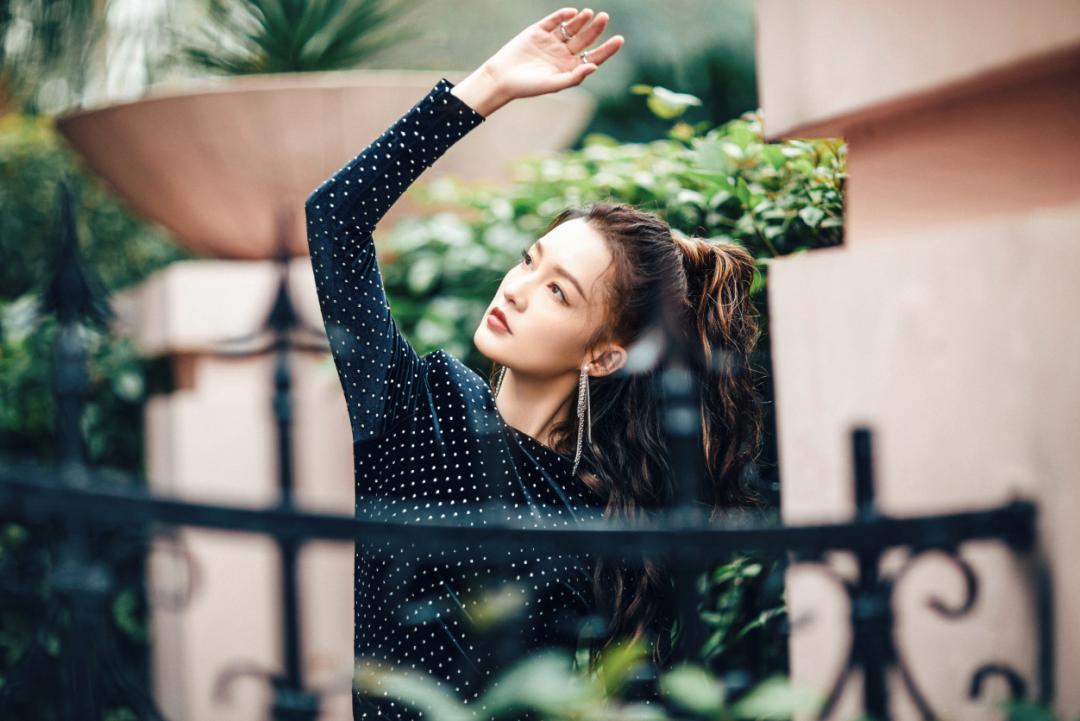 李沁氧气感绿意写真,氧气美人的肌肤