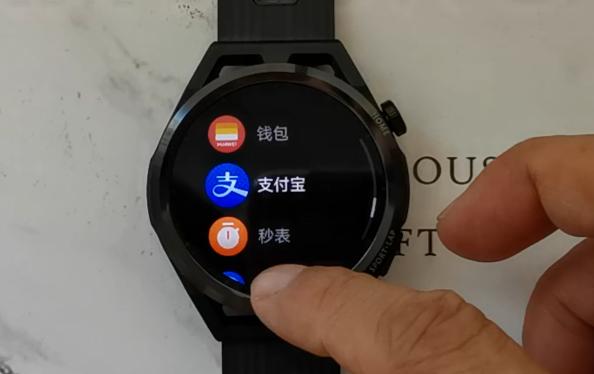 华为手表可以不用带手机出门吗,华为手表可以用到别的手机上吗