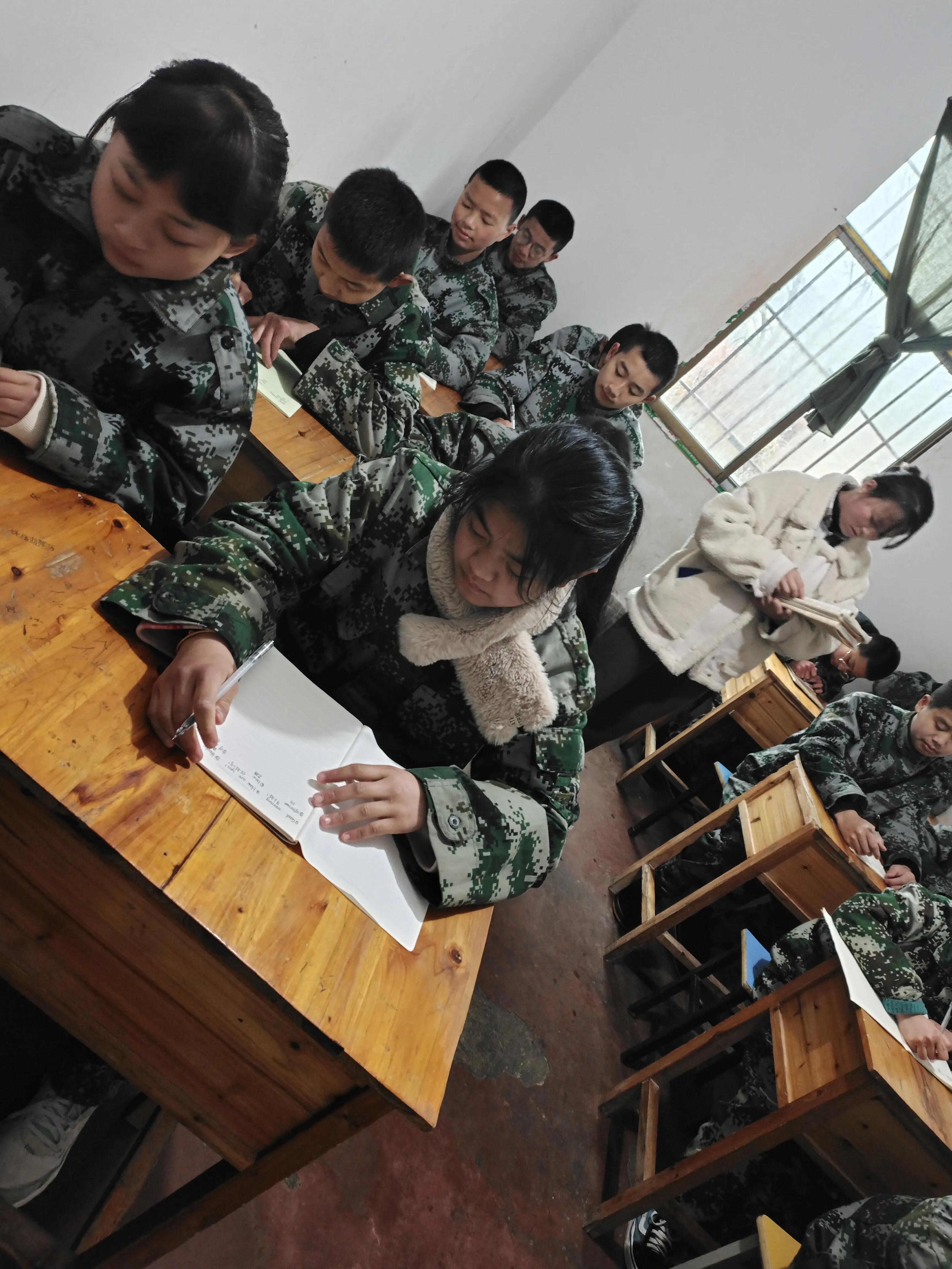 《贵州厚德心理咨询部》–––专业从事7-17周岁的叛逆孩子