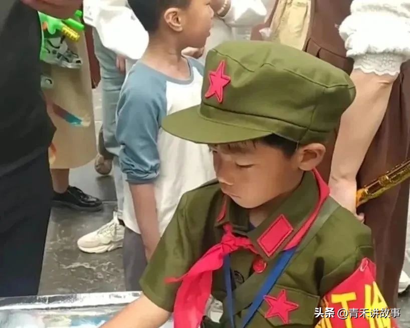 13岁姐姐带着五岁弟弟卖冰棍，三天卖出1000多根，挣了学费