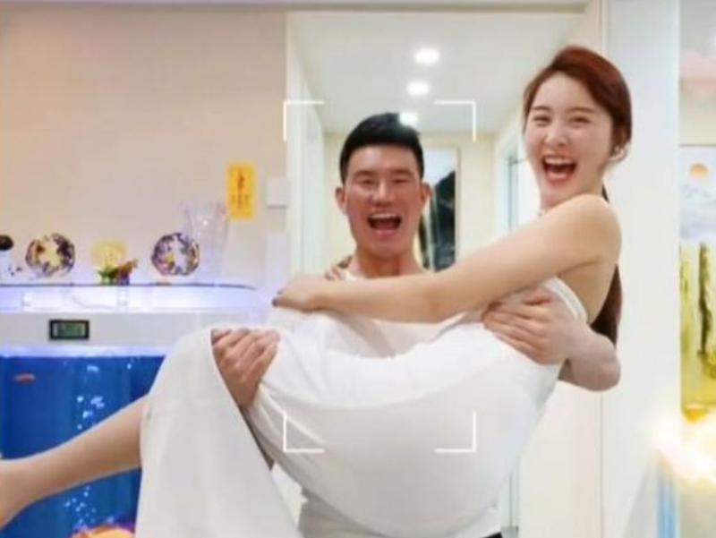 嘎子哥网上大秀恩爱，与妻子激情亲吻，小娇妻身穿抹胸裙大秀身材