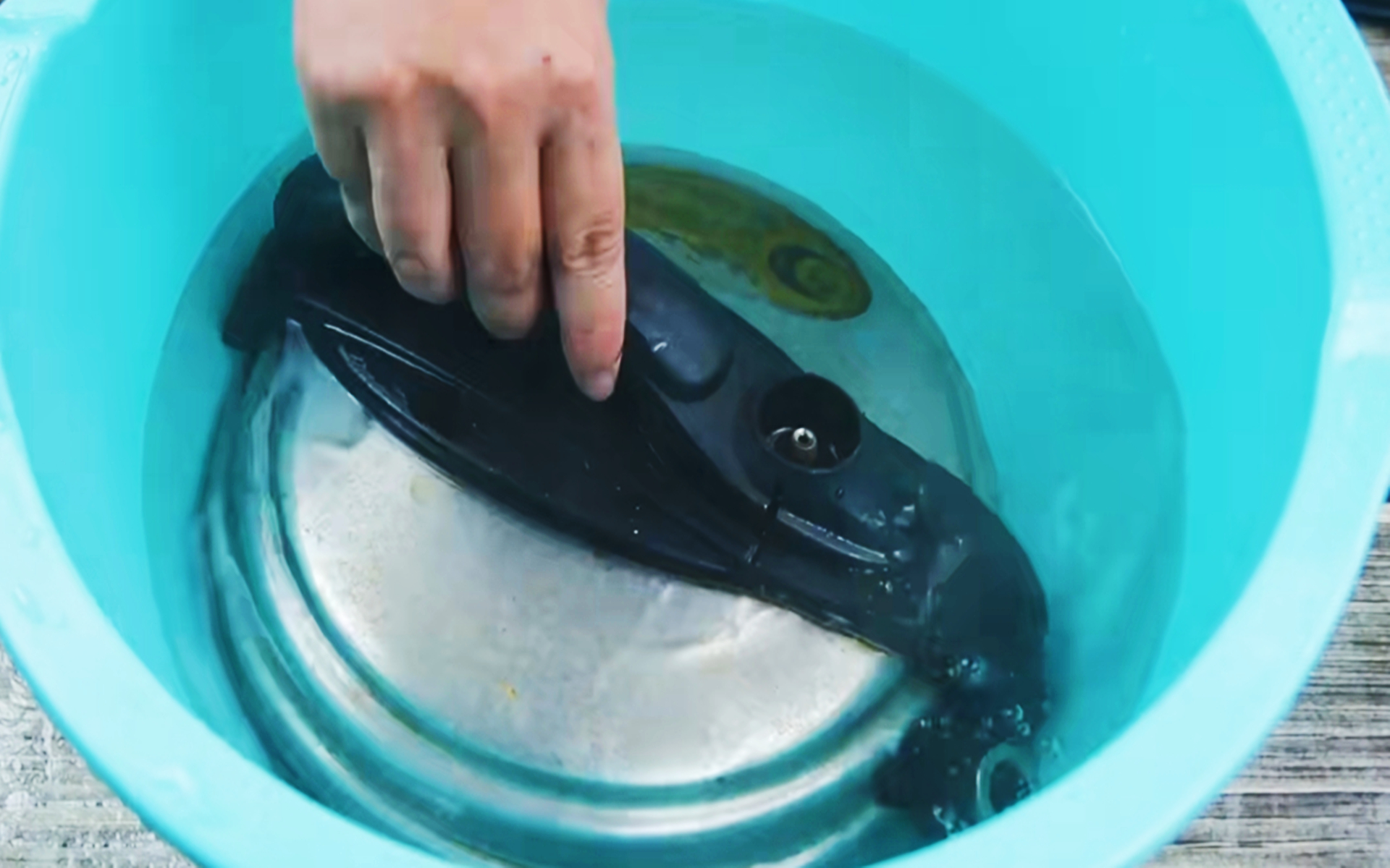 电饭煲脏了怎么才能快速的变干净,电饭煲清洗方法和技巧大全