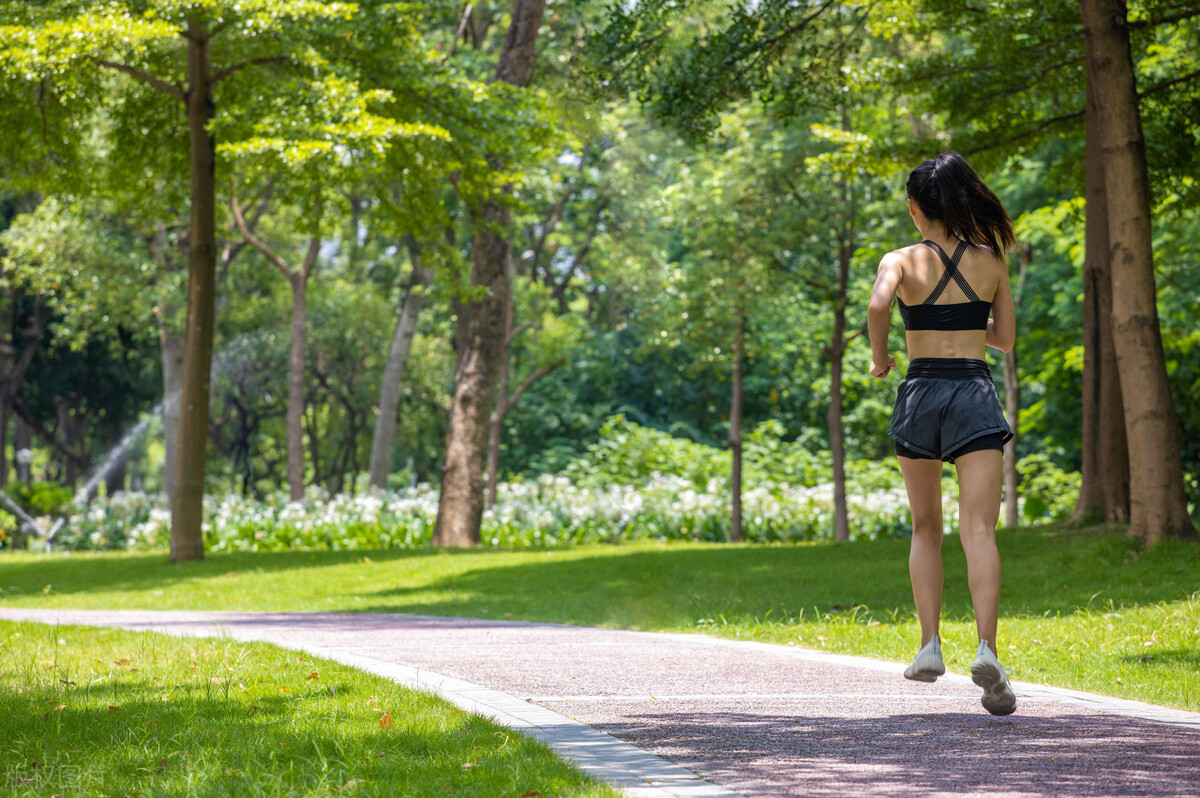 刚开始跑步很累到后面很轻松,跑步前一公里很累后面越来越轻松