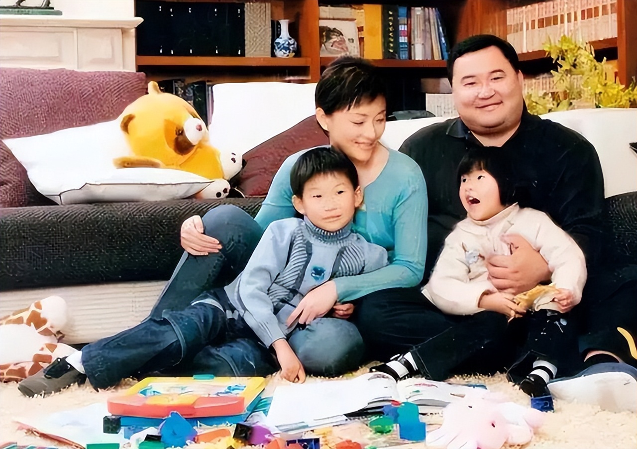 杨澜晒护照,杨澜有没有改变国籍