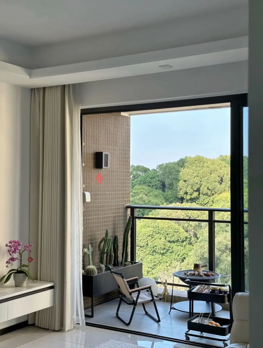 阳台砖与防腐木结合,阳台花园铺砖还是防腐木好