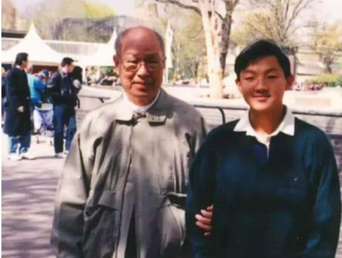 华裔富豪贪污35亿，拿钱泡遍全球女星，被4国通缉，他怎么做到的