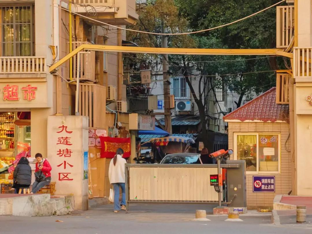 住在常府街，不羡城南与河西