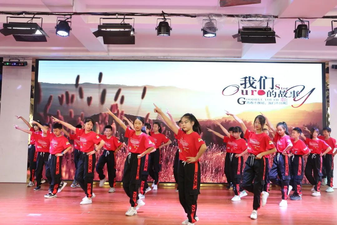 万二小举行2016级毕业典礼暨毕业班综合素质拓展活动