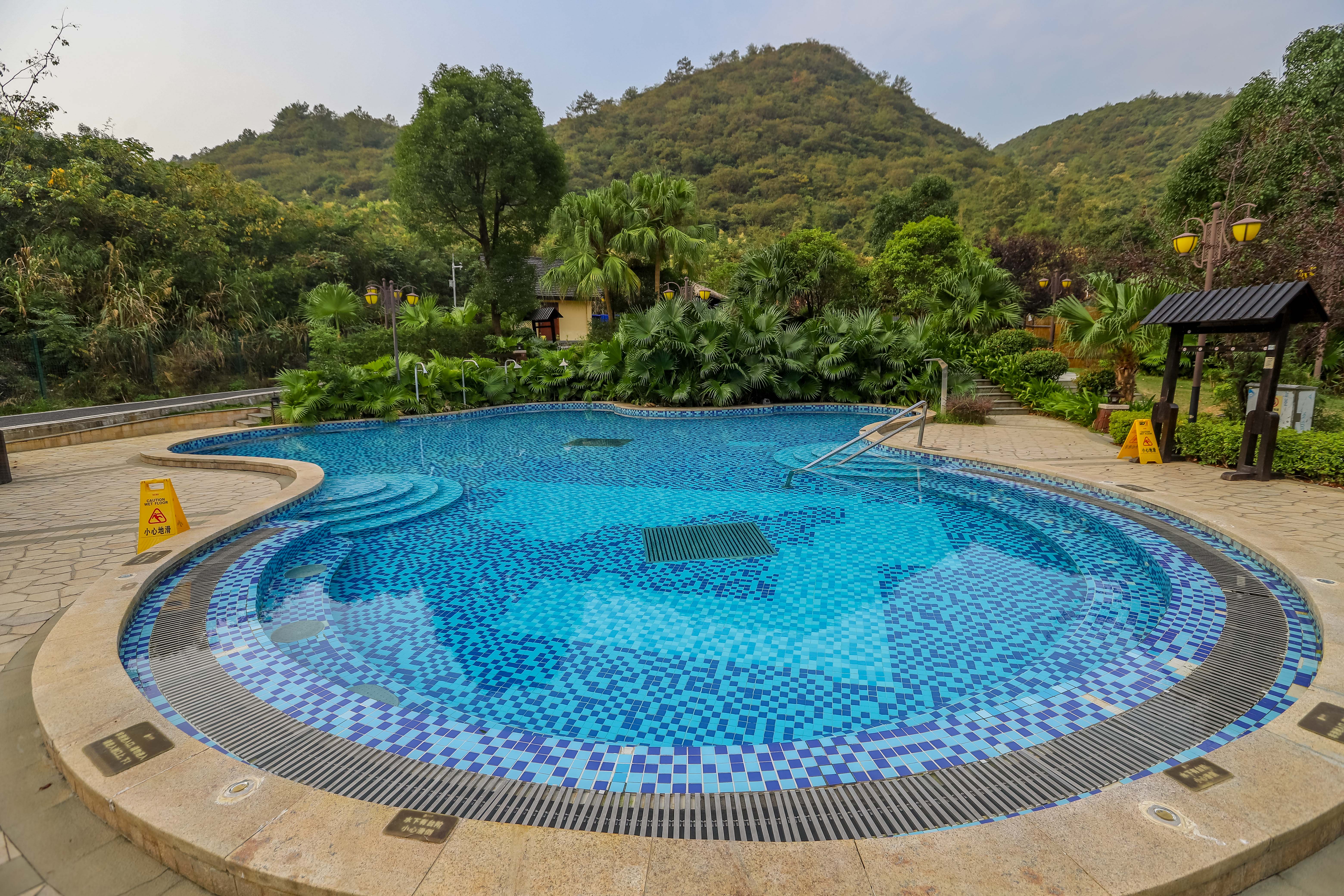 广东“小巴厘岛”式温泉，善恶之门舞台，仿佛置于国外度假的感觉