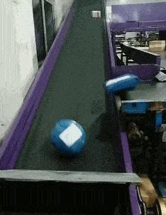 老师上课忘记关投影仪了,女老师上课期间忘记关投影仪