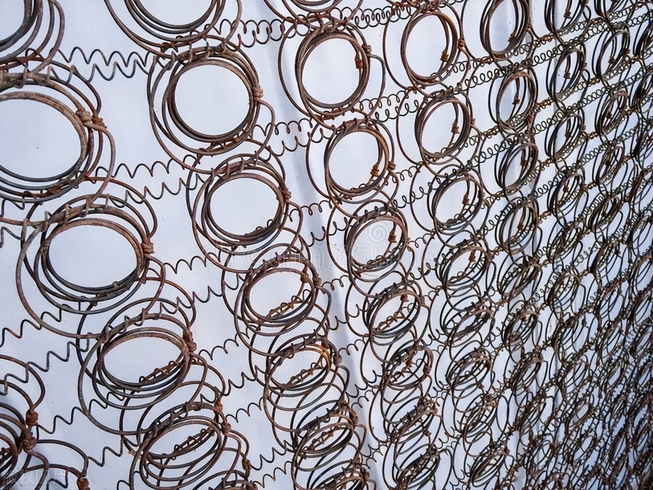 普通床垫和乳胶床垫哪个好,胶床垫和棕榈床垫到底哪个好