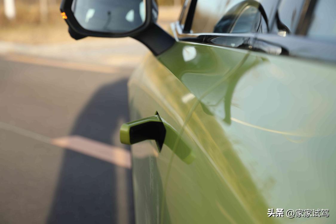 北汽魔方-年轻人的个性科幻座驾