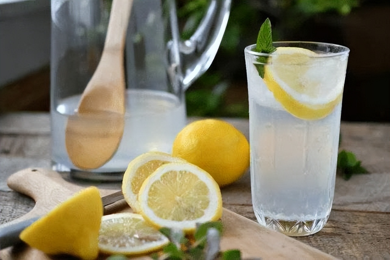 男生喝柠檬水有什么好处和坏处 (每天喝蜂蜜柠檬水的好处和坏处)