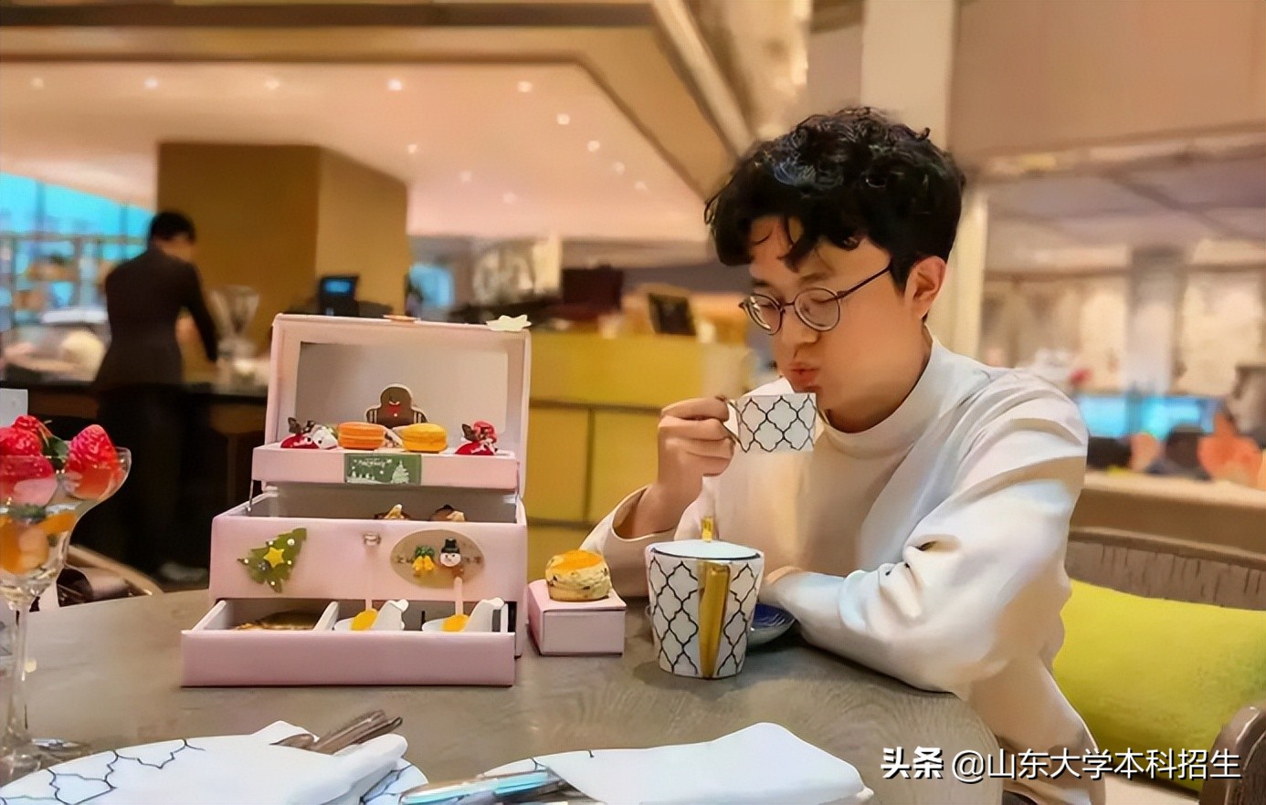 三次荣获国家奖学金,连续三年获得国家奖学金