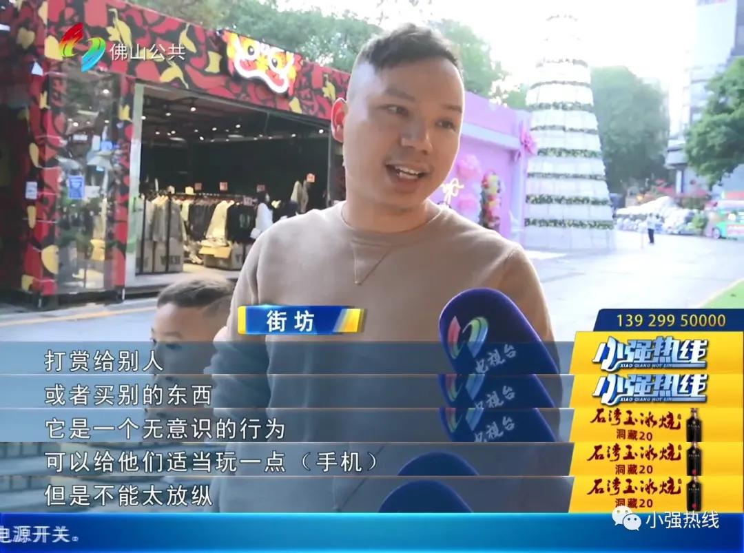 小男孩骗老爸的钱去买芒果,坑爹孩子爸爸吃火龙果