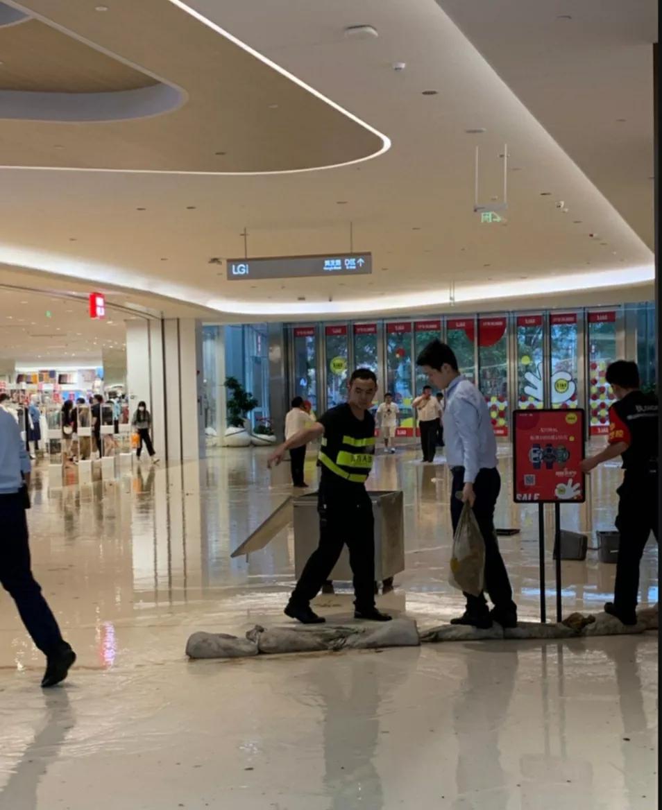 深圳暴雨商场秒变水帘峡,深圳特大暴雨事件分析