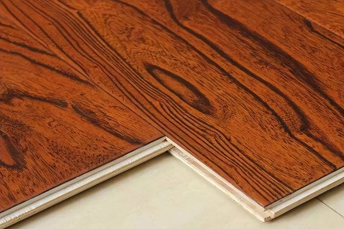 复合地板砸了坑怎么修补,复合地板坏了怎么修补