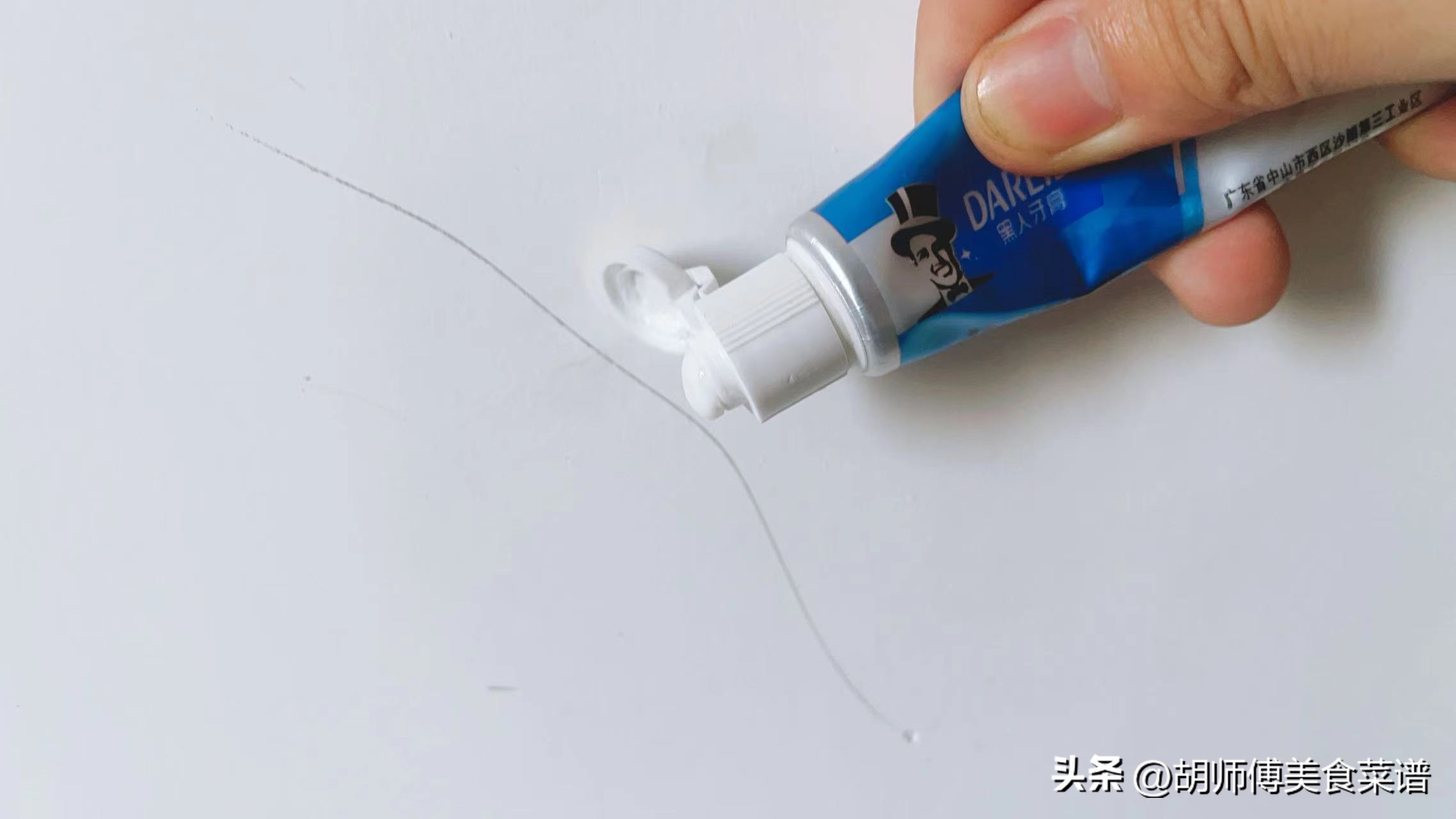 睡前在脚底抹点牙膏的作用,睡觉前脚底抹着牙膏有什么用