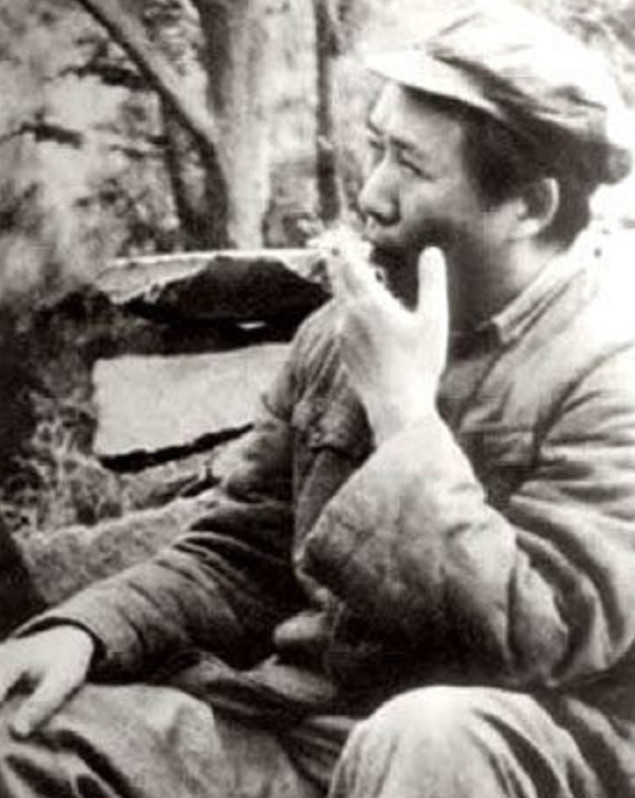 *先念李**抽雪茄，毛主席：先念，你有这么好的烟，怎么不早点拿出来