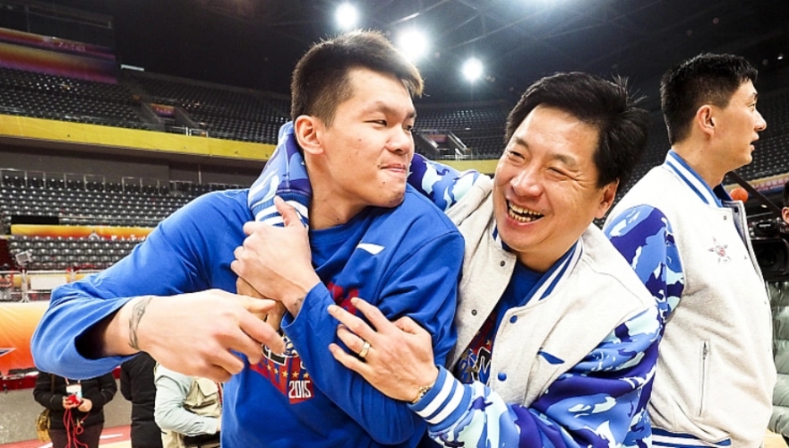 朱芳雨给老万颁发总冠军戒指,cba朱芳雨总决赛