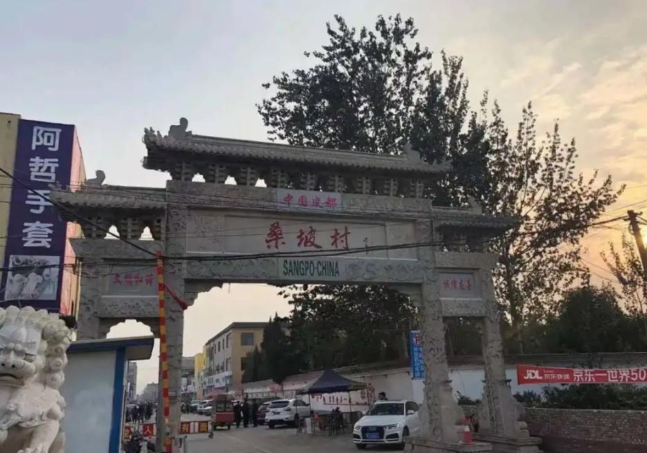 靠审丑年销500万双，这家爆火鞋牌，凭什么带火中国小村？