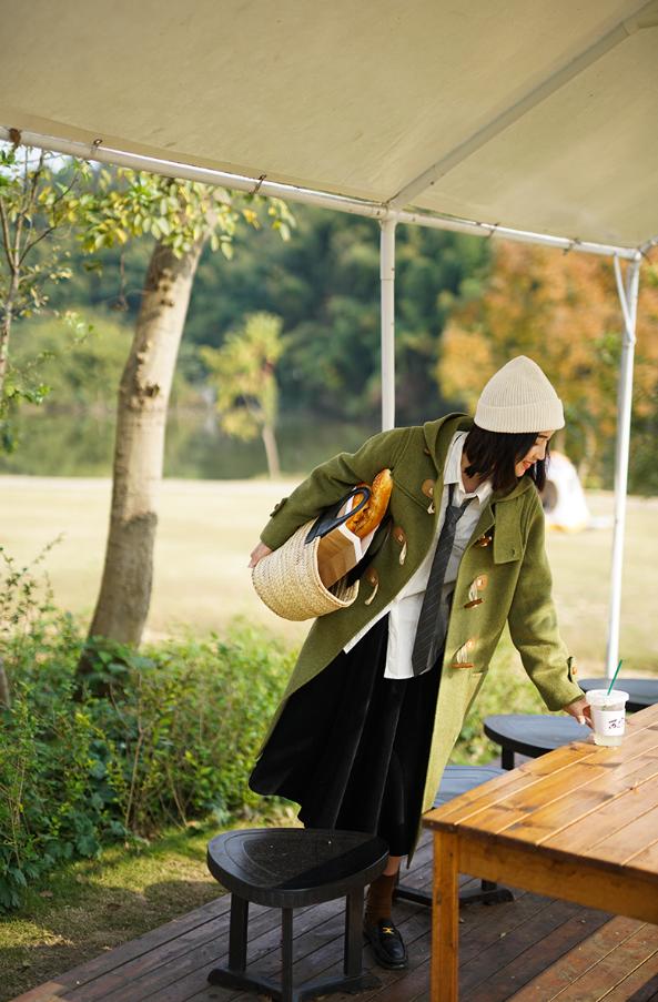 牛角扣大衣穿搭高级感小个子,牛角扣大衣如何穿出年轻高级感