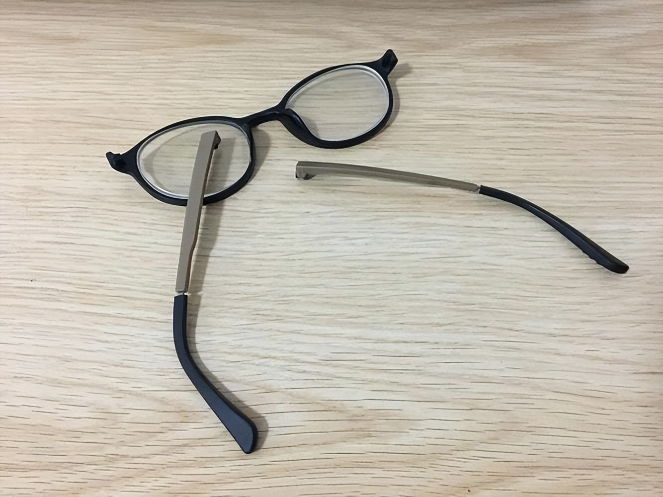 眼镜破损如何修复,眼镜坏了如何让眼镜店免费维修