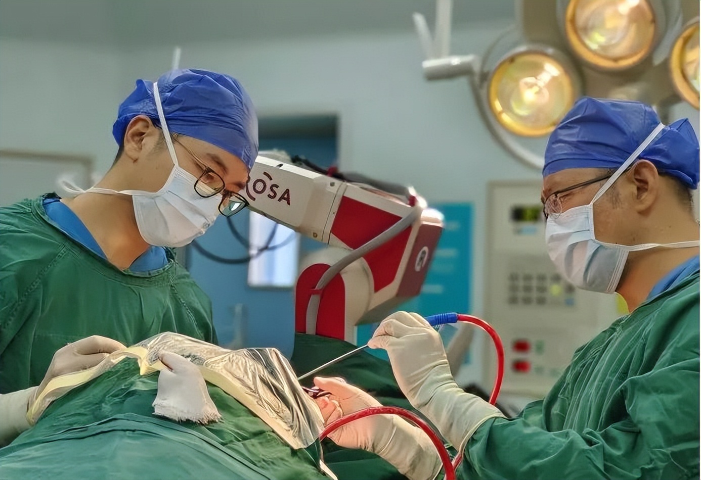 智能可感知脑起搏器植入手术,山西省首例机器人植入脑起搏器