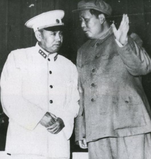 1973年，尤太忠给老政委*小平邓**送烟，*小平邓**拿到烟说了什么？