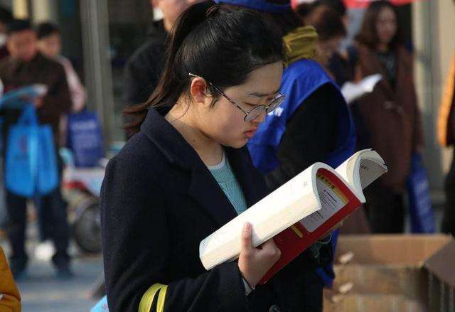 公务员可以自己开发软件做副业吗,公务员到底能做啥副业赚钱