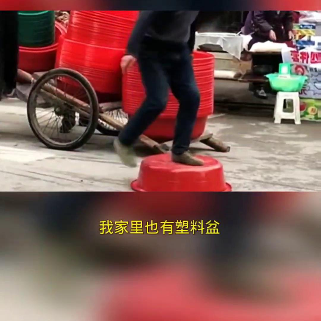 大爷卖盆为了推销用力摔盆展示,大爷路边卖塑料盆