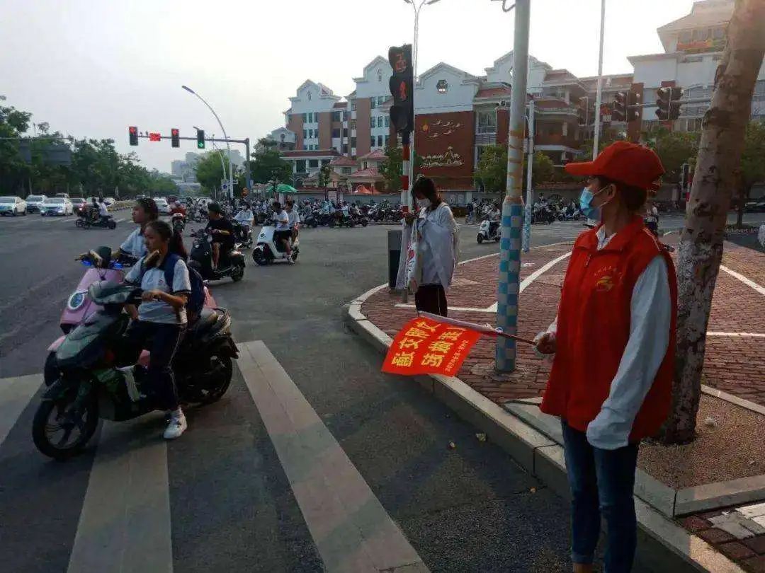 教师马路上当“文明劝导员”：不务正业的教师，举步维艰的教育！