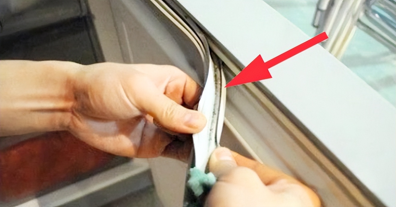 冰箱发霉了用什么方法洗干净彻底,冰箱黑色霉点如何清洗