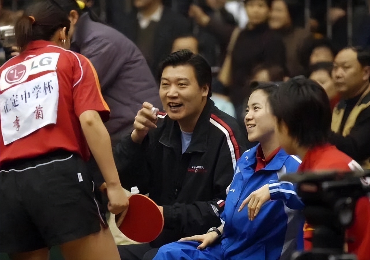 她是世界女乒第一人，大20岁老公与袁立同居12年，转身把她宠上天