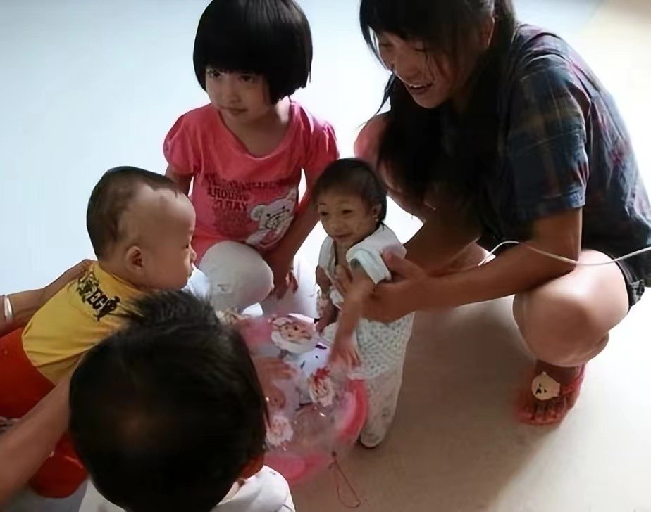 袖珍女孩梁小小出生日期,袖珍女孩梁小小现在长大的样子