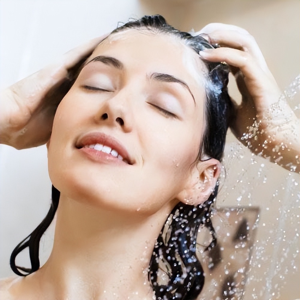 洗完澡脸上起红疙瘩痒是怎么回事,洗完澡之后全身痒一条一条的疙瘩