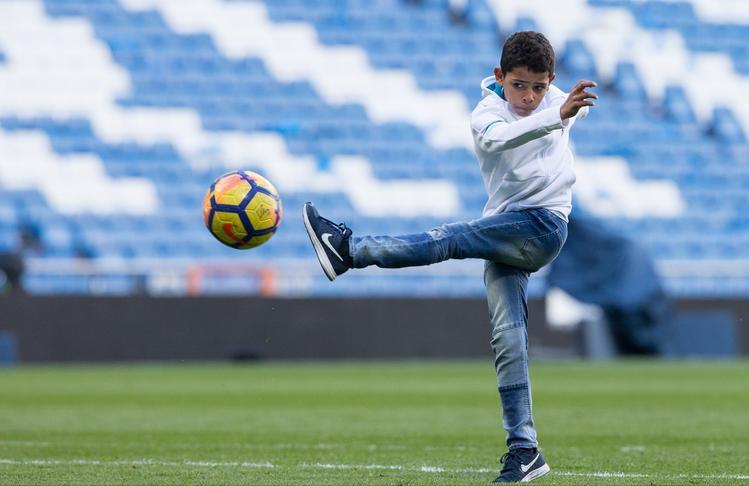 十二岁的c罗和迷你罗踢球,迷你罗对c罗的重要性