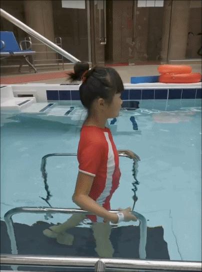 骨折30年被人当“*子骗**”，只因帮深圳这香港医生说了一句话