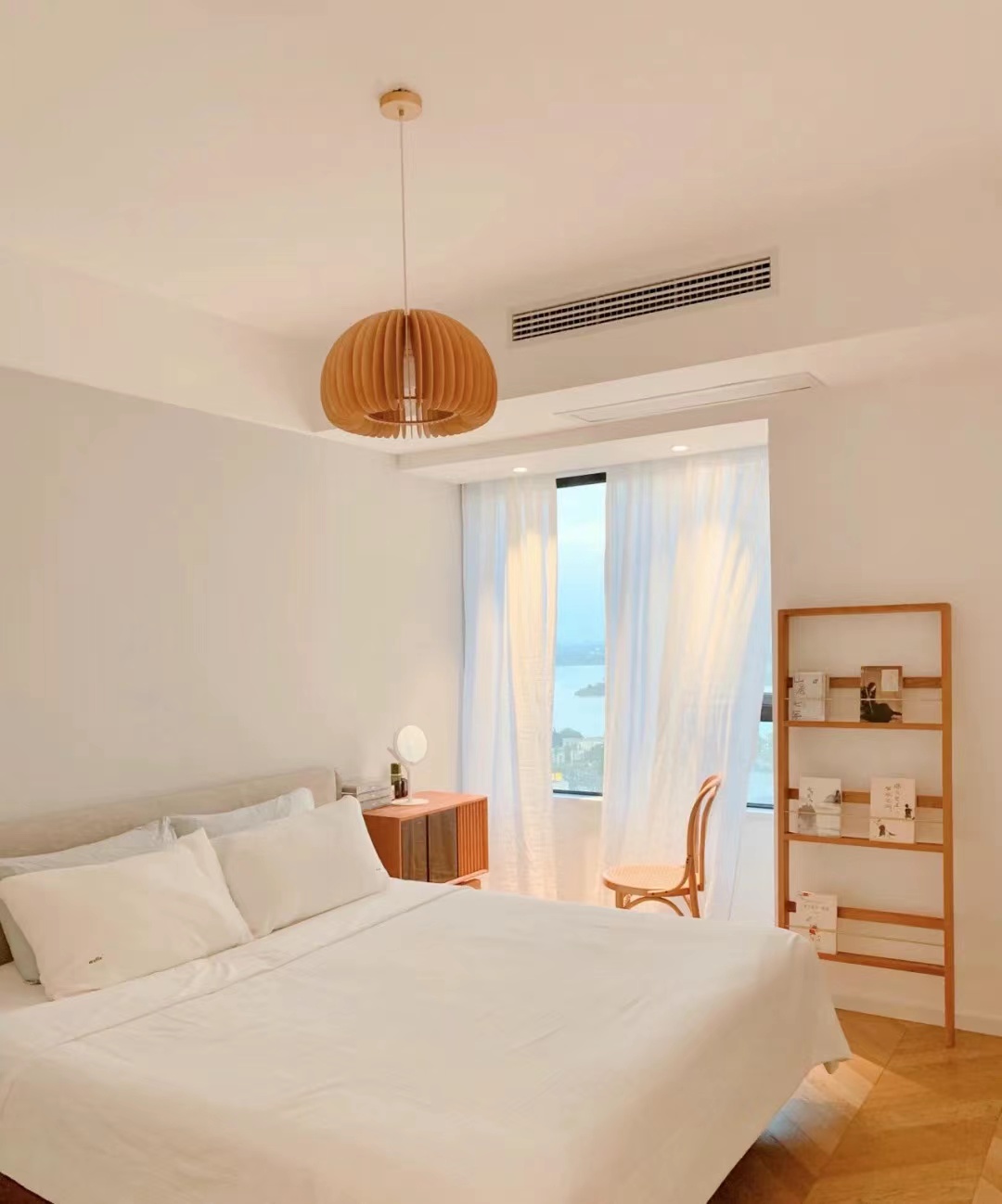 最简单的大白墙原木风,治愈系卧室二十一平原木风