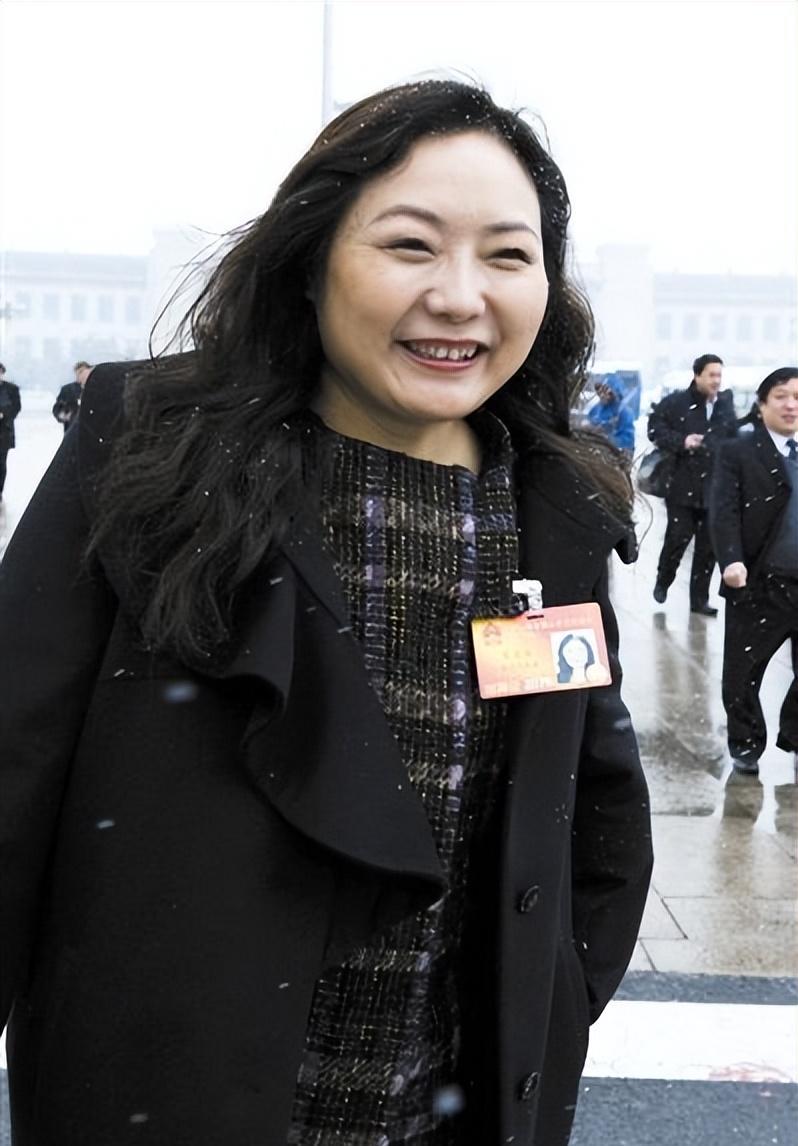 手握11万亩地皮，银行存七百多亿，她才是我国隐形“地产女首富”